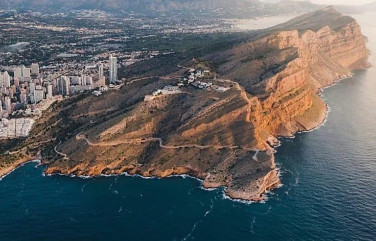 Imagen cima Sierra con pequeño núcleo de vsviendas calets