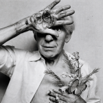 Retrato de un hombre con flores