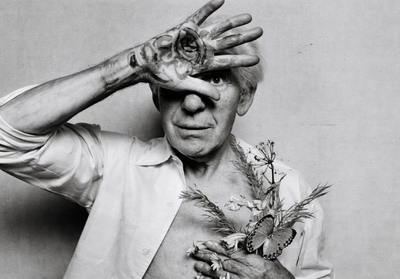 Retrato de un hombre con flores